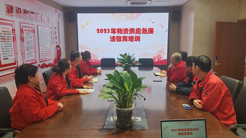 叉车操作后，应及时进行清洁和保养，以延长叉车的使用寿命。具体包括：